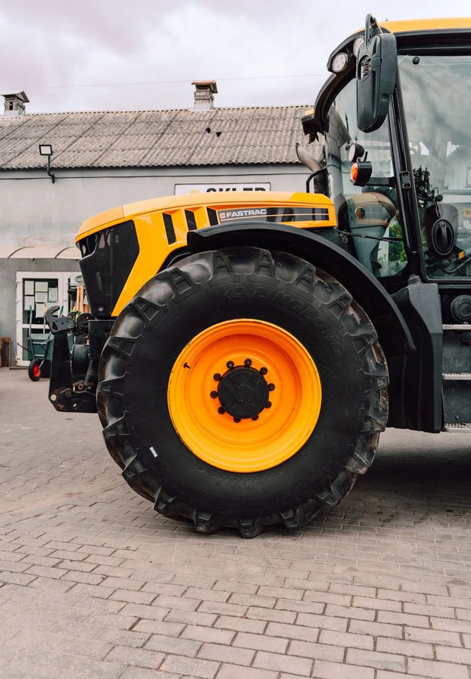 JCB Fastrac 4220 - Traktors: foto 2 JCB Fastrac 4220 - Traktors: foto 2