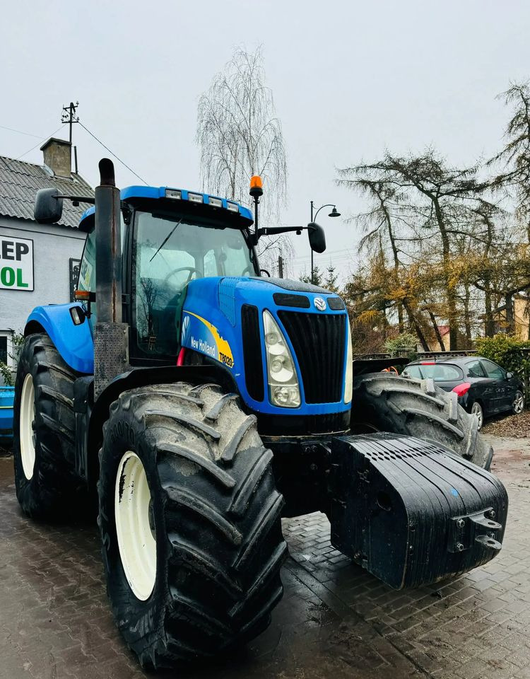 New Holland T8020 - Traktors: foto 2 New Holland T8020 - Traktors: foto 2