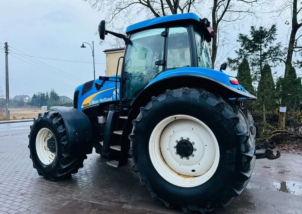 New Holland T8020 - Traktors: foto 3 New Holland T8020 - Traktors: foto 3