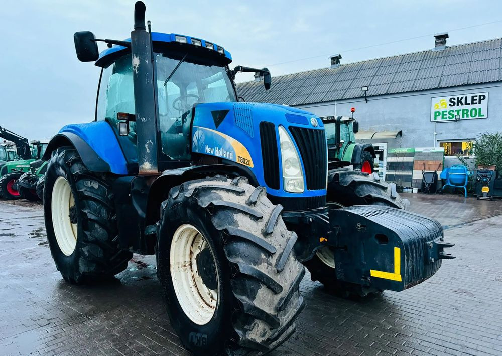 New Holland T8020 - Traktors: foto 1 New Holland T8020 - Traktors: foto 1