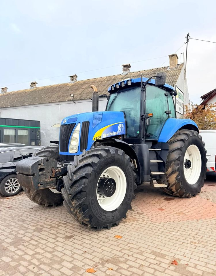 New Holland T8030 - Traktors: foto 1 New Holland T8030 - Traktors: foto 1