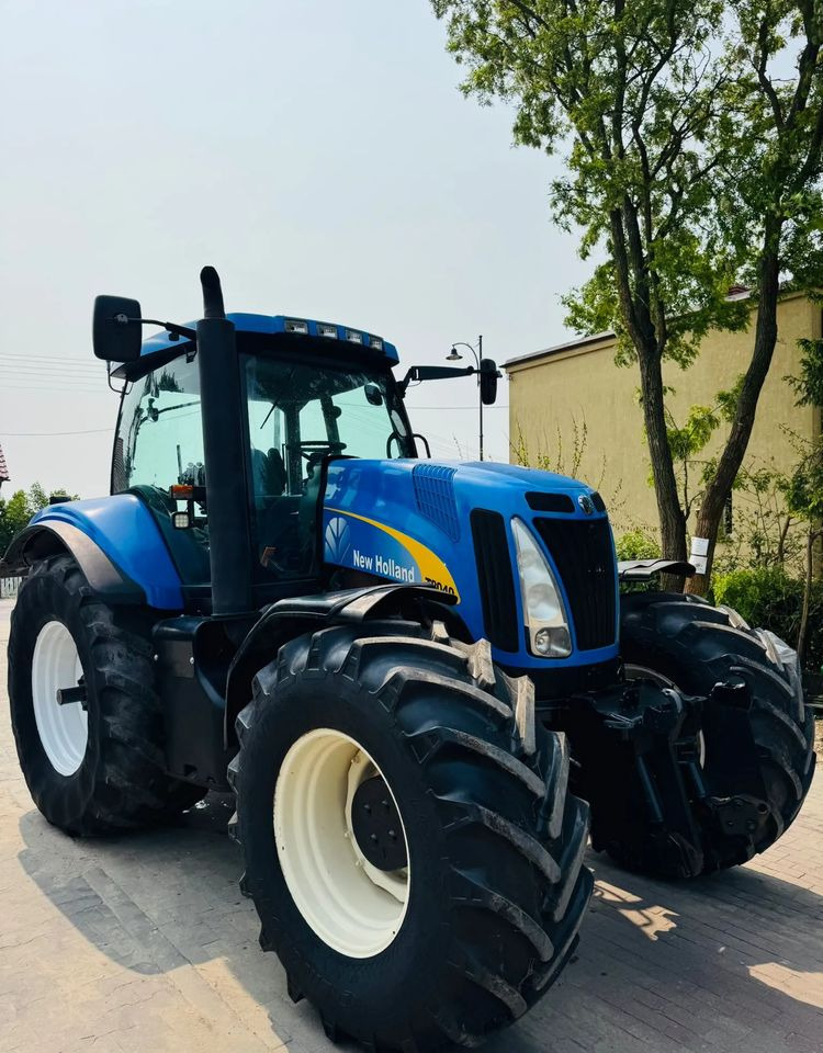 New Holland T8040 - Traktors: foto 1 New Holland T8040 - Traktors: foto 1