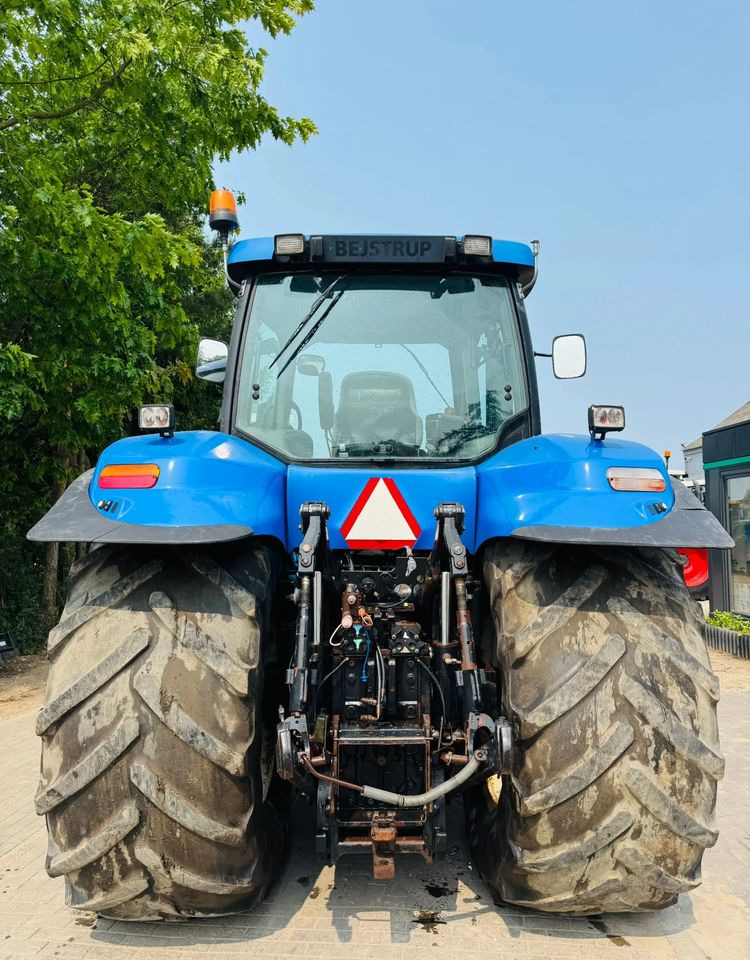New Holland T8040 - Traktors: foto 4 New Holland T8040 - Traktors: foto 4