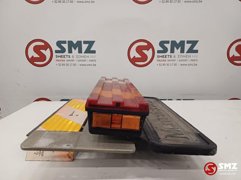 Mercedes-Benz Occ achterlicht links met steun Mercedes - Tālās gaismas - Kravas automašīna: foto 4 Mercedes-Benz Occ achterlicht links met steun Mercedes - Tālās gaismas - Kravas automašīna: foto 4