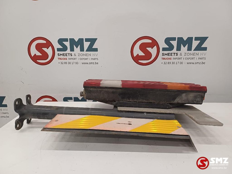 Mercedes-Benz Occ achterlicht links met steun Mercedes - Tālās gaismas - Kravas automašīna: foto 2 Mercedes-Benz Occ achterlicht links met steun Mercedes - Tālās gaismas - Kravas automašīna: foto 2