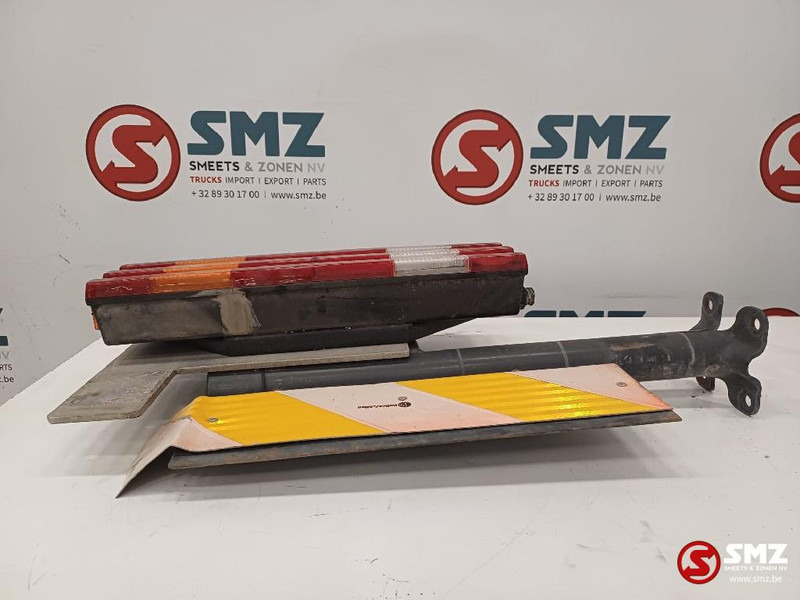 Mercedes-Benz Occ achterlicht rechts met steun Mercedes - Tālās gaismas - Kravas automašīna: foto 2 Mercedes-Benz Occ achterlicht rechts met steun Mercedes - Tālās gaismas - Kravas automašīna: foto 2