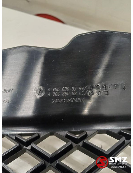 Mercedes-Benz radiator grille Mercedes - Radiatora reste - Kravas automašīna: foto 3 Mercedes-Benz radiator grille Mercedes - Radiatora reste - Kravas automašīna: foto 3