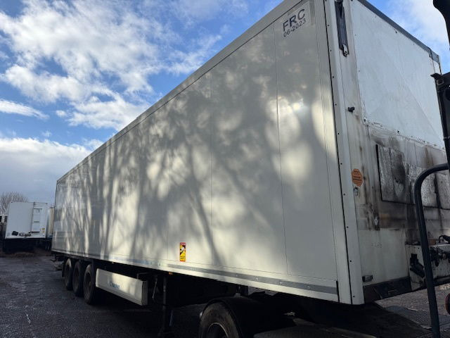 Krone Laadklep APK - Puspiekabe slēgtā virsbūve: foto 4 Krone Laadklep APK - Puspiekabe slēgtā virsbūve: foto 4