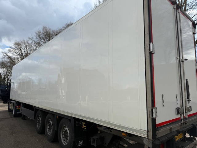 Schmitz Cargobull Vector 1550 Laadklep liftas - Puspiekabe refrižerators: foto 2 Schmitz Cargobull Vector 1550 Laadklep liftas - Puspiekabe refrižerators: foto 2