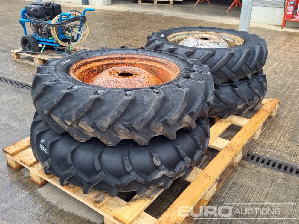 12.4-28 Tyre& Rim (4 of) - Riepa: foto 1 12.4-28 Tyre& Rim (4 of) - Riepa: foto 1