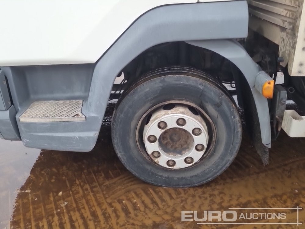 Bortu kravas automašīna/ Platforma pārvadāšana smagās tehnikas 2015 DAF LF210: foto 9 Bortu kravas automašīna/ Platforma pārvadāšana smagās tehnikas 2015 DAF LF210: foto 9