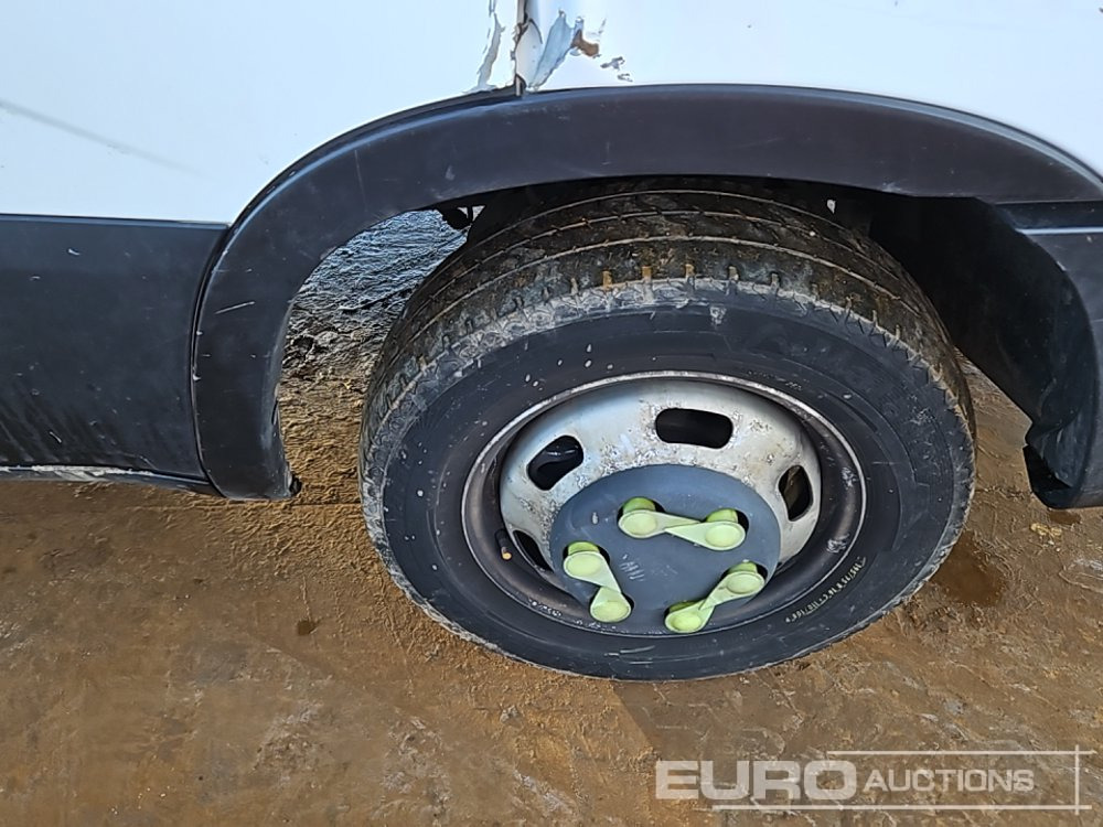 Automašīna ar kravas platformu 2016 Iveco Daily 35C13: foto 12