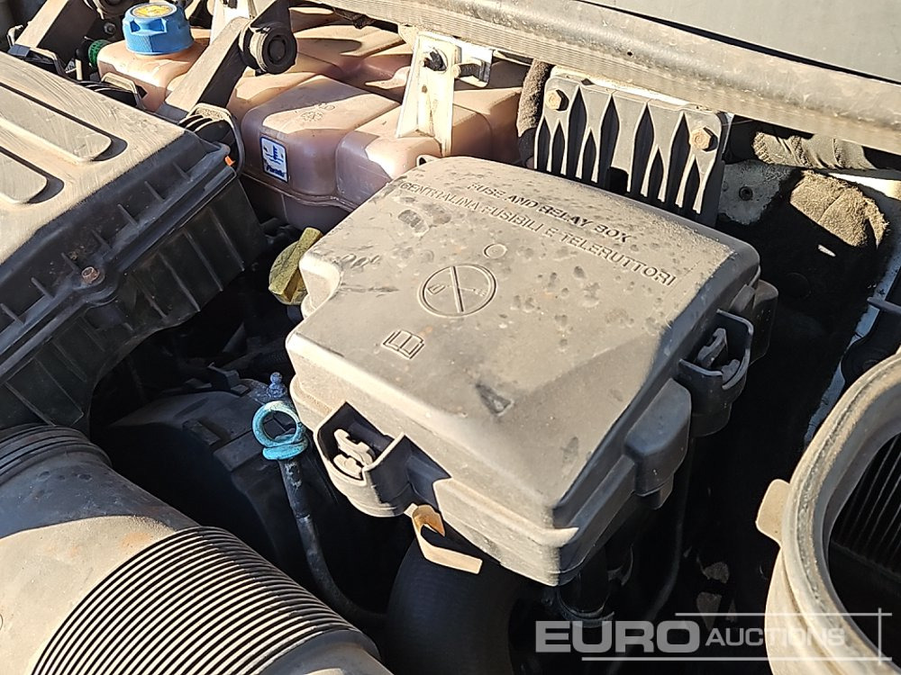 Automašīna ar kravas platformu 2016 Iveco Daily 35C13: foto 20