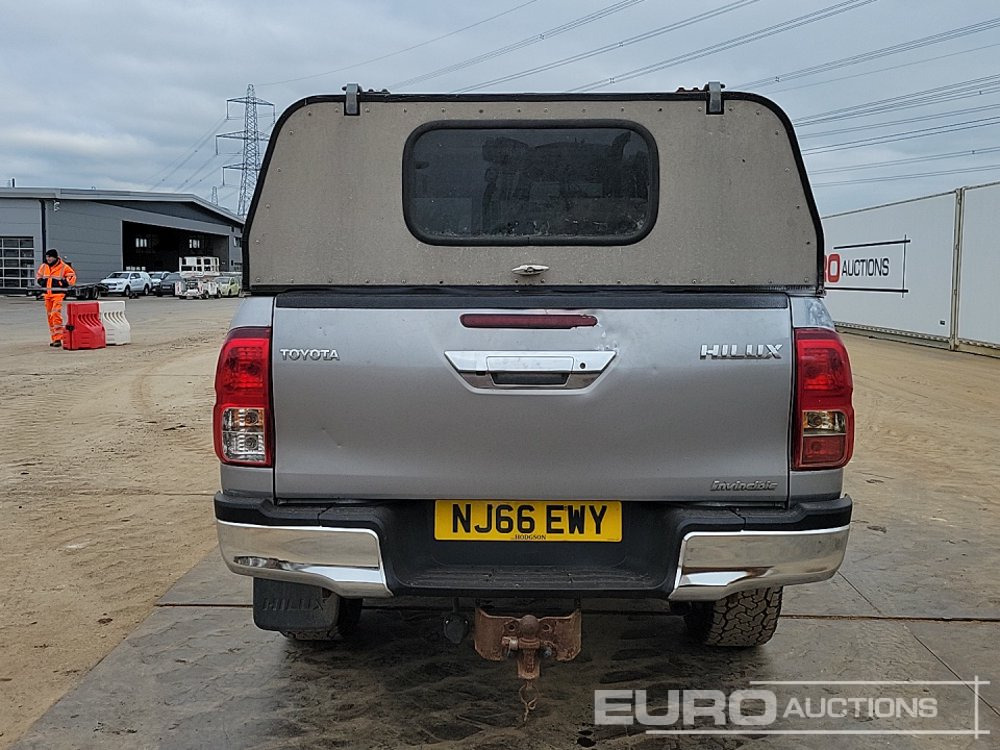 2016 Toyota Hilux Invincible - Pikaps: foto 4 2016 Toyota Hilux Invincible - Pikaps: foto 4