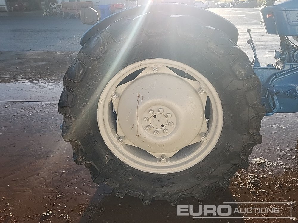 Traktors Ford 2WD Tractor: foto 11 Traktors Ford 2WD Tractor: foto 11