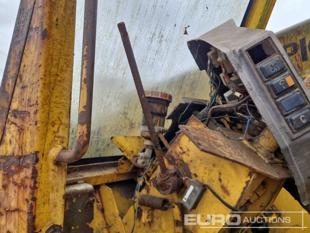 Teleskopiskais iekrāvējs JCB 520-4: foto 39