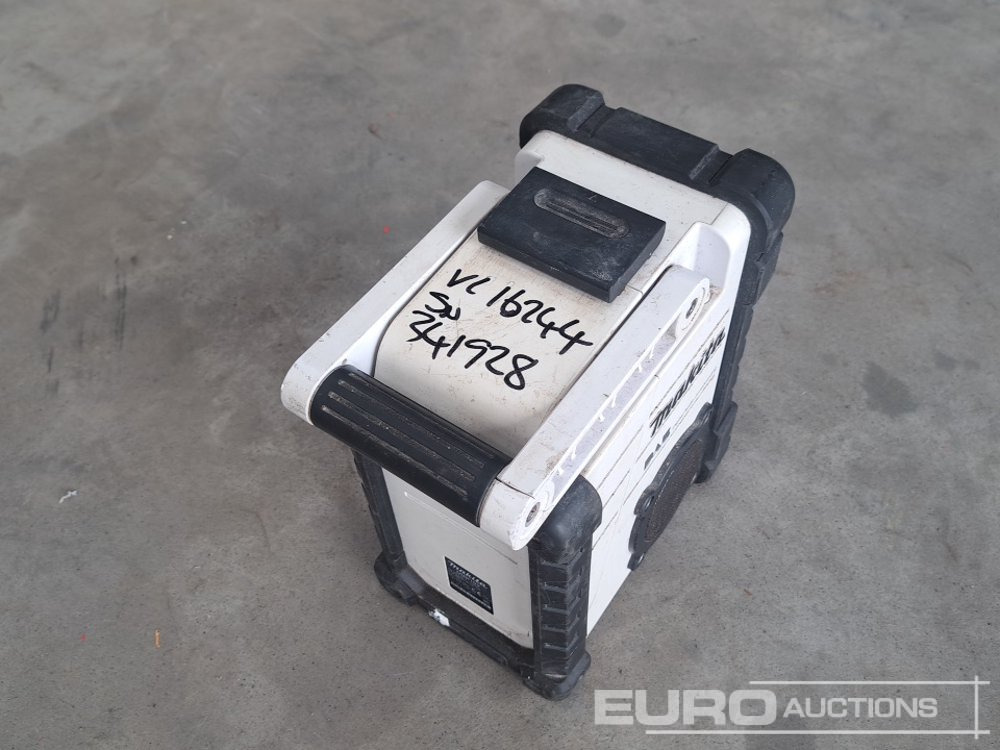 Makita DMR109 18 Volt Cordless Radio (Body Only) - Celtniecības maisītājs: foto 5 Makita DMR109 18 Volt Cordless Radio (Body Only) - Celtniecības maisītājs: foto 5