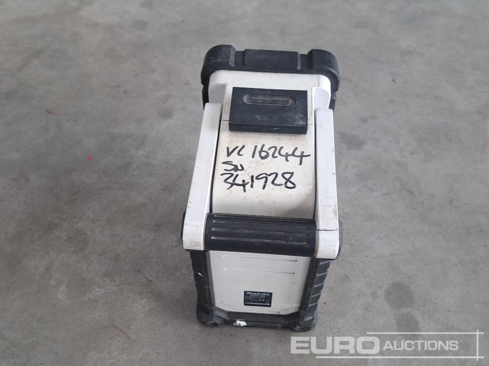 Makita DMR109 18 Volt Cordless Radio (Body Only) - Celtniecības maisītājs: foto 4 Makita DMR109 18 Volt Cordless Radio (Body Only) - Celtniecības maisītājs: foto 4