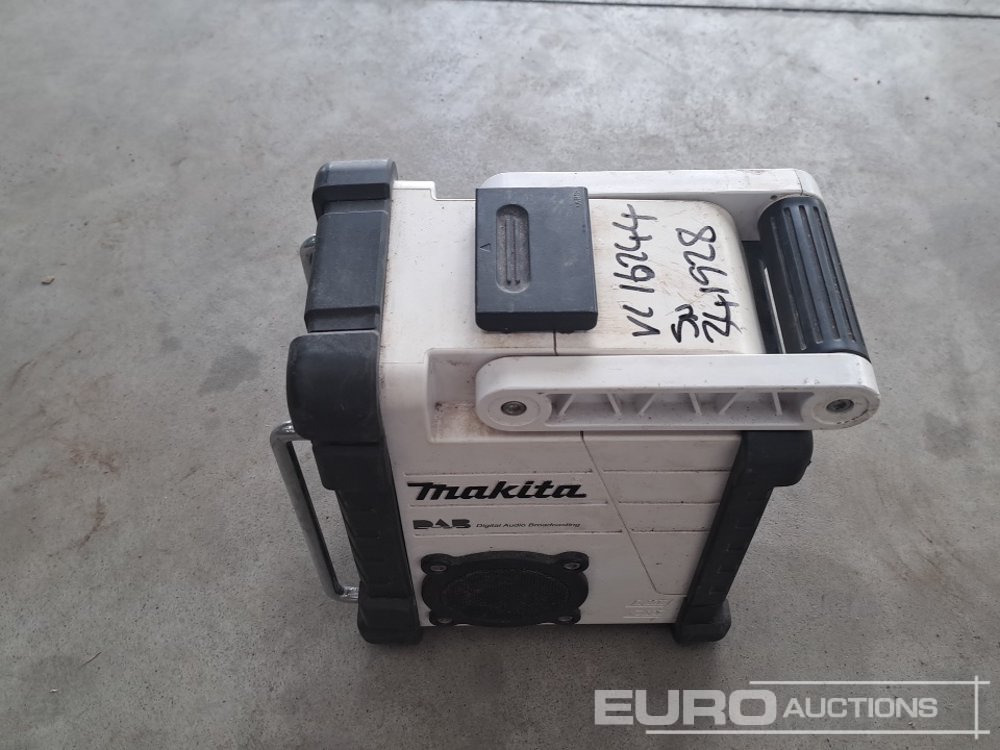 Makita DMR109 18 Volt Cordless Radio (Body Only) - Celtniecības maisītājs: foto 2 Makita DMR109 18 Volt Cordless Radio (Body Only) - Celtniecības maisītājs: foto 2