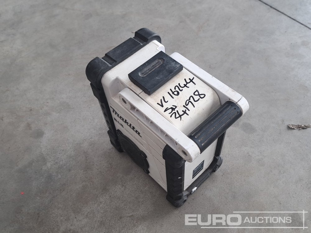 Makita DMR109 18 Volt Cordless Radio (Body Only) - Celtniecības maisītājs: foto 3 Makita DMR109 18 Volt Cordless Radio (Body Only) - Celtniecības maisītājs: foto 3