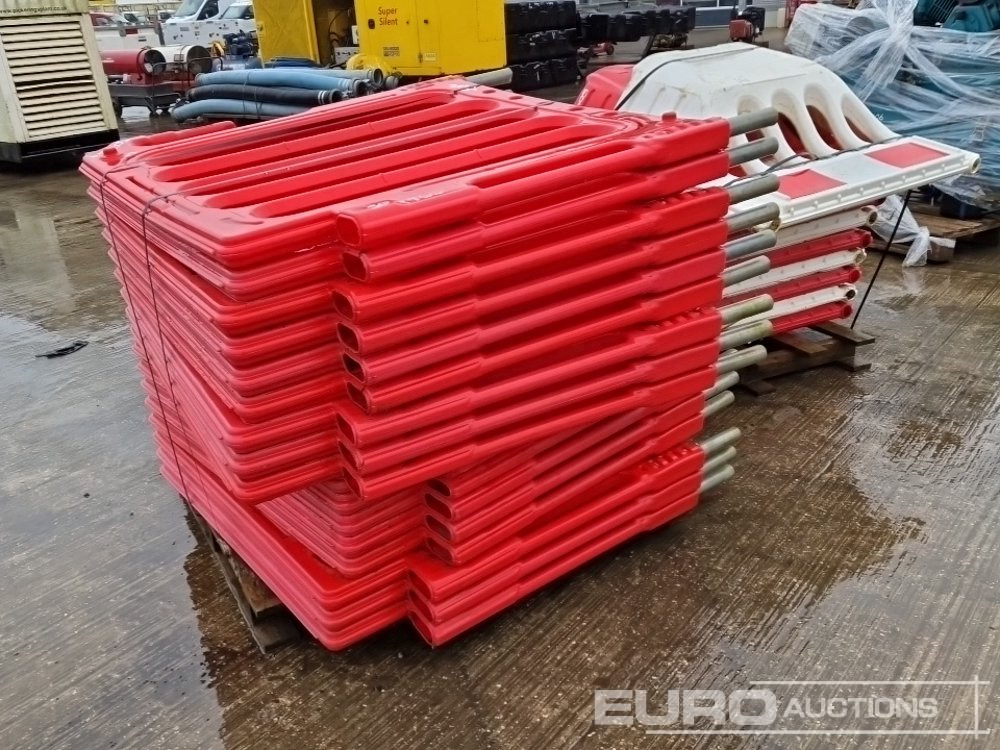 Pallet of Plastic Pedestrian Safety Barriers (2 of) - Celtniecības maisītājs: foto 3 Pallet of Plastic Pedestrian Safety Barriers (2 of) - Celtniecības maisītājs: foto 3