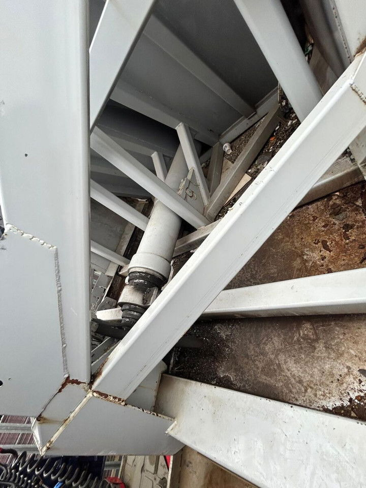 Legras - Puspiekabe kustīgās grīdas: foto 4 Legras - Puspiekabe kustīgās grīdas: foto 4