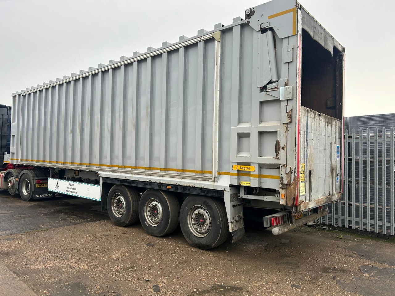 Legras - Puspiekabe kustīgās grīdas: foto 5 Legras - Puspiekabe kustīgās grīdas: foto 5