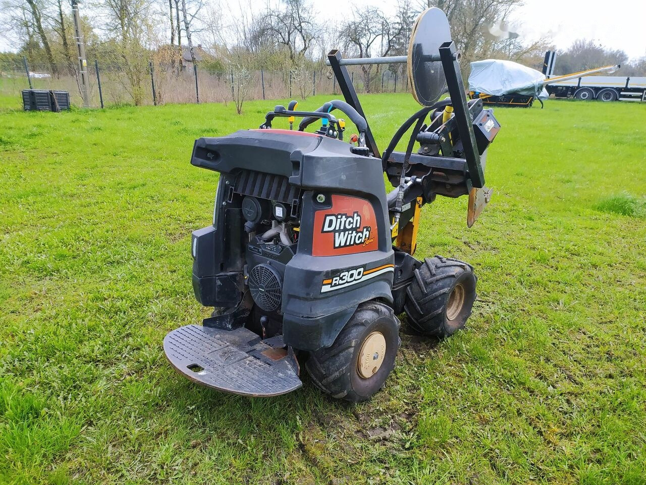 Ditch-Witch Zahn R300 - Tranšeju racējs: foto 4 Ditch-Witch Zahn R300 - Tranšeju racējs: foto 4