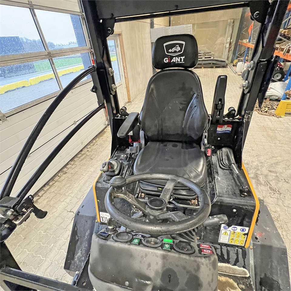 Riteņu iekrāvējs Giant V452T X-Tra HD: foto 17 Riteņu iekrāvējs Giant V452T X-Tra HD: foto 17