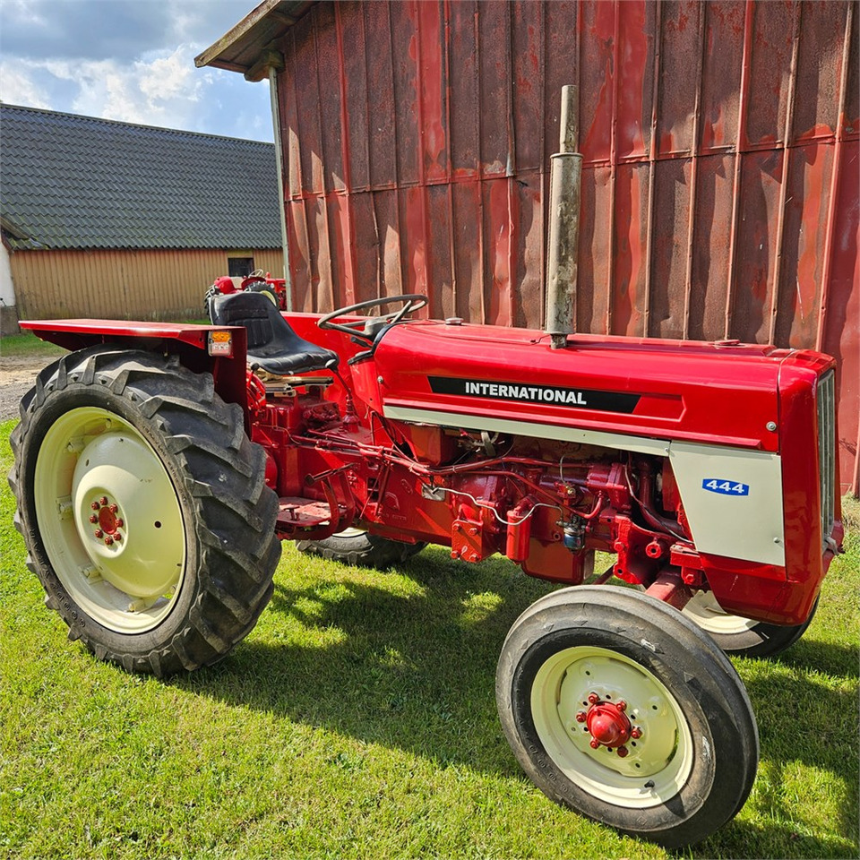 IH 444 - Traktors: foto 1 IH 444 - Traktors: foto 1