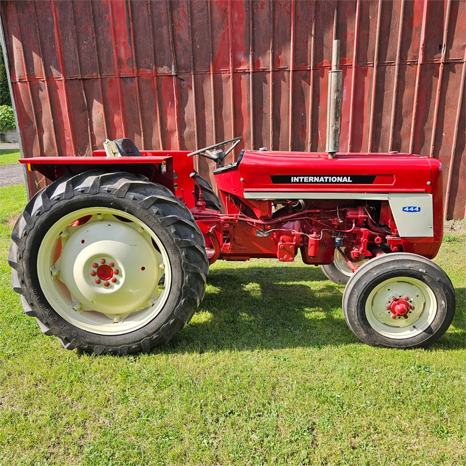 IH 444 - Traktors: foto 3 IH 444 - Traktors: foto 3