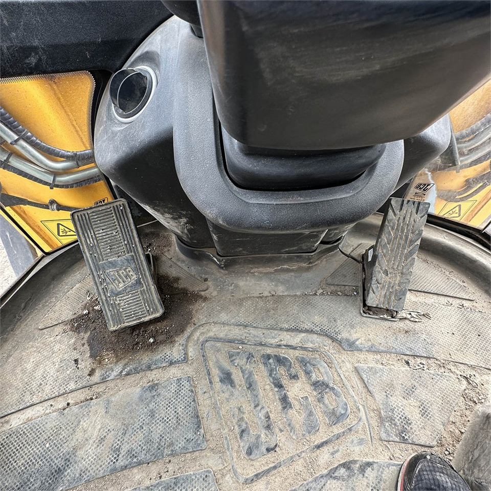 Riteņu iekrāvējs JCB 437 HT: foto 22