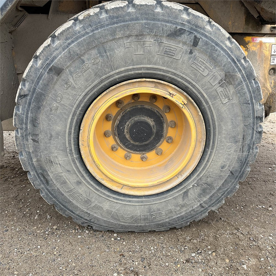 Riteņu iekrāvējs JCB 437 HT: foto 47