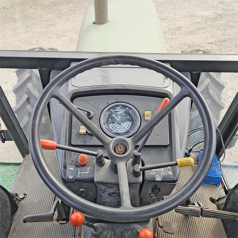 Traktors John Deere 3040: foto 19