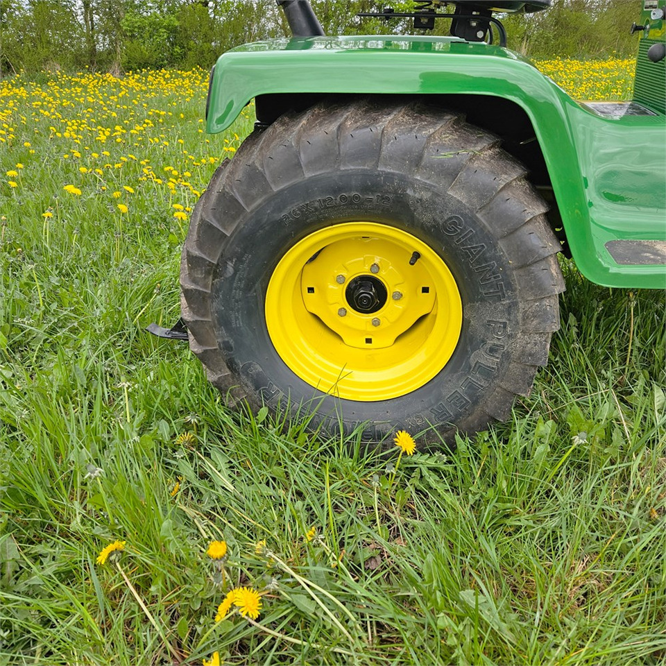 Komunālais traktors John Deere 318: foto 16