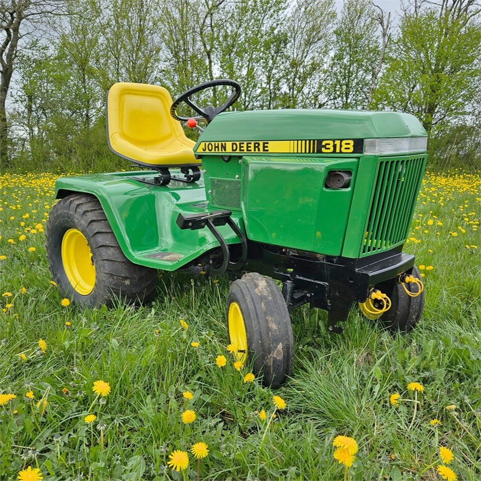 Komunālais traktors John Deere 318: foto 6