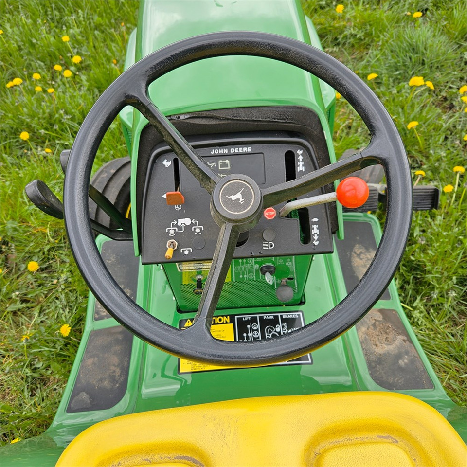 Komunālais traktors John Deere 318: foto 7