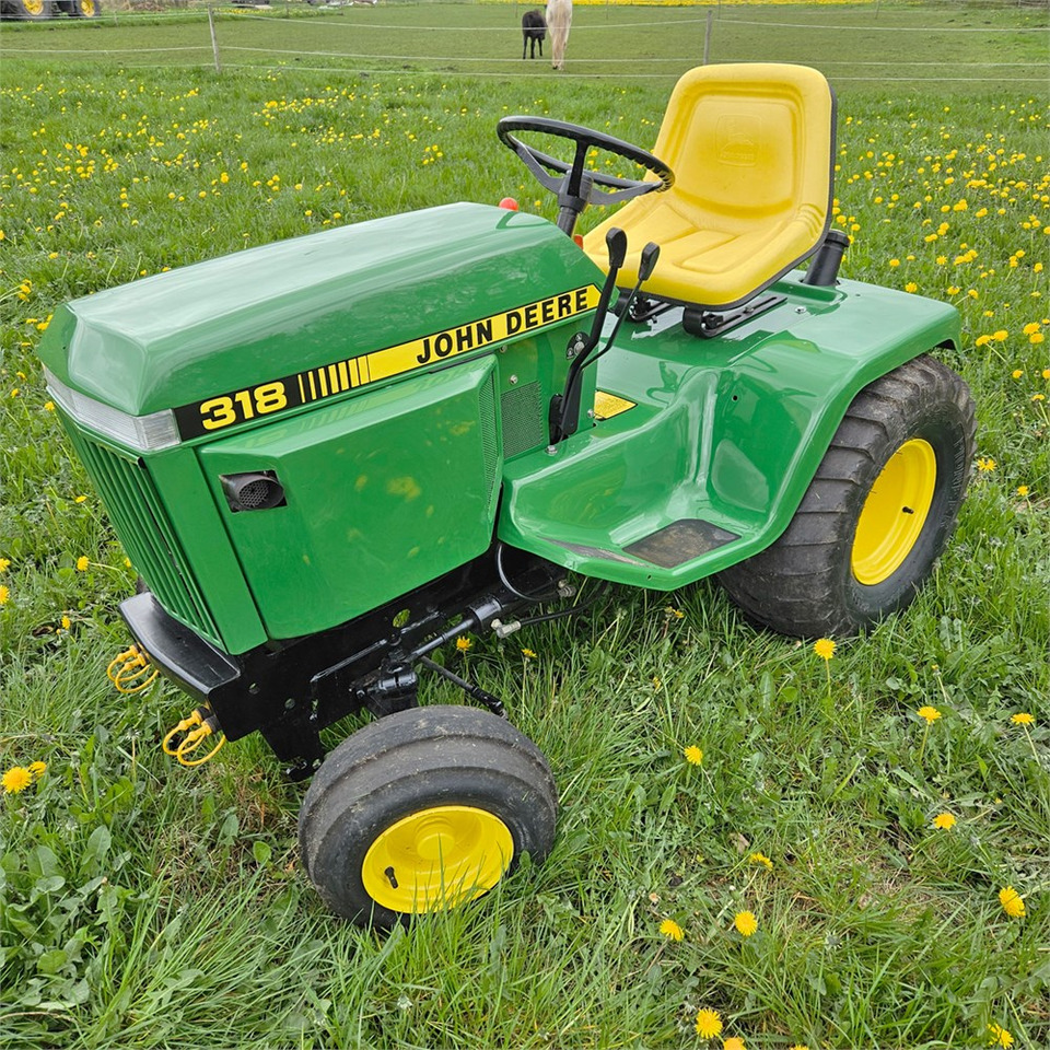 John Deere 318 - Komunālais traktors: foto 1 John Deere 318 - Komunālais traktors: foto 1