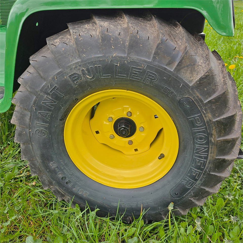 Komunālais traktors John Deere 318: foto 17