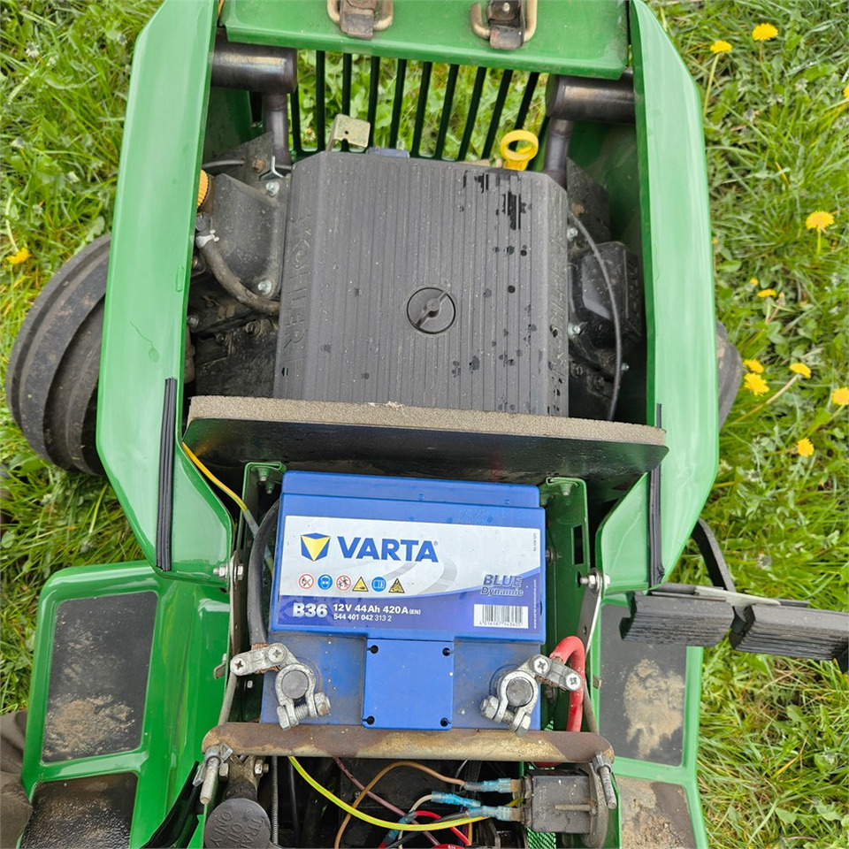 Komunālais traktors John Deere 318: foto 13