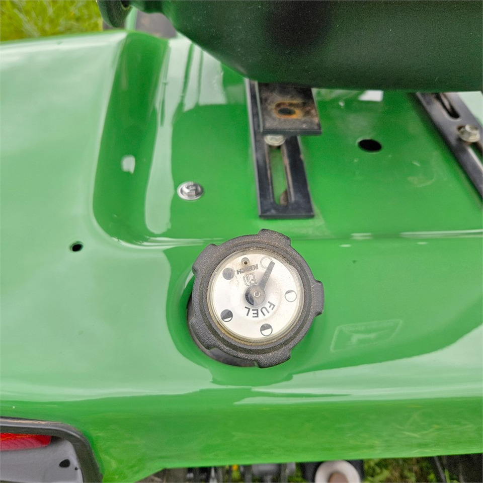 Komunālais traktors John Deere 318: foto 11