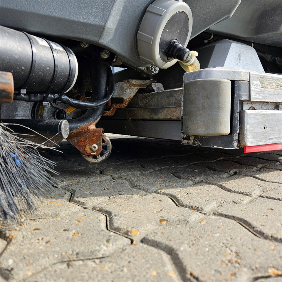 Grīdas mazgāšanas iekārta Kärcher Professional B 150R: foto 26