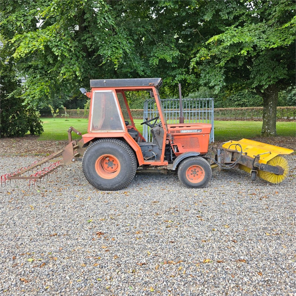 Kubota B8200 - Komunālais traktors: foto 4 Kubota B8200 - Komunālais traktors: foto 4