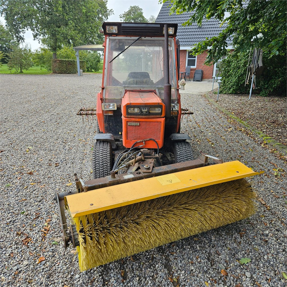 Kubota B8200 - Komunālais traktors: foto 3 Kubota B8200 - Komunālais traktors: foto 3