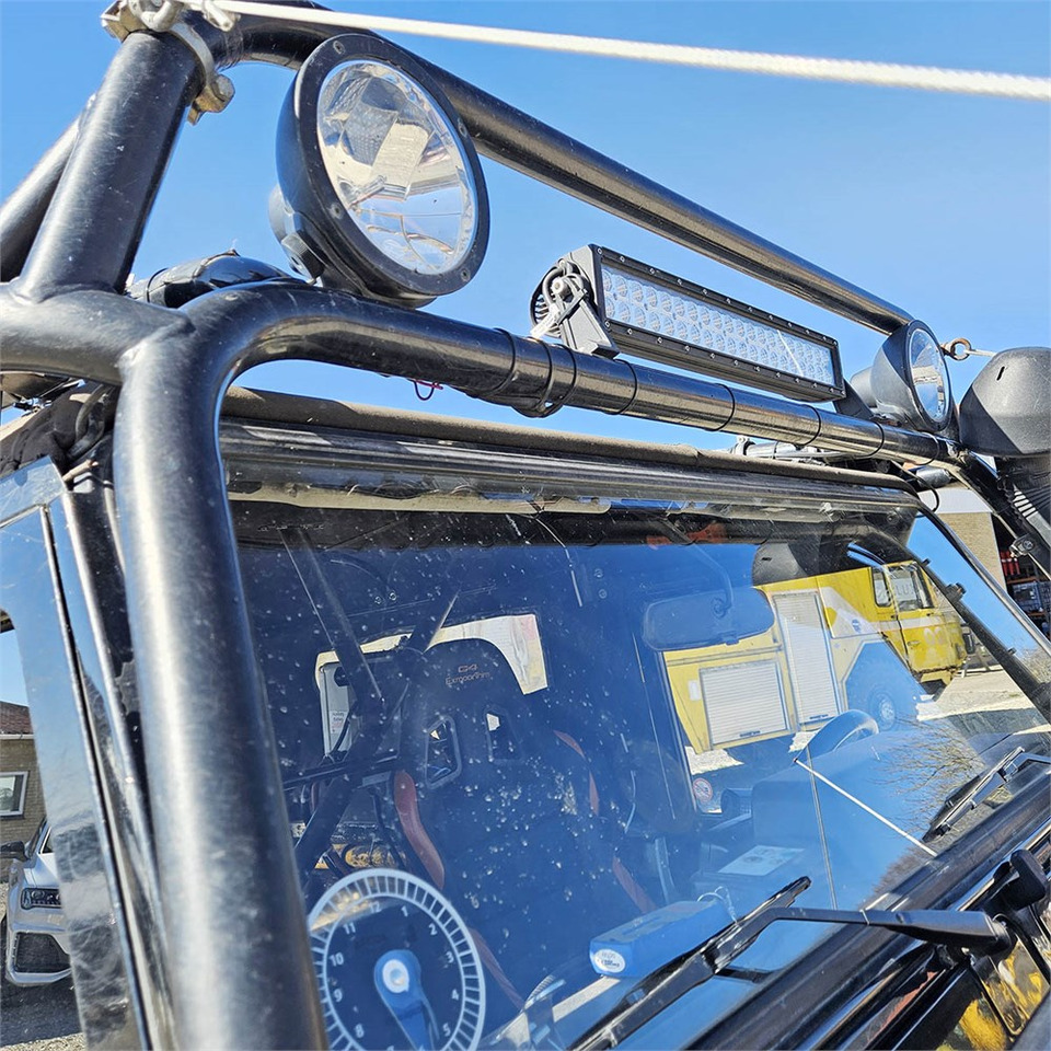 SUV Land Rover Defender 90: foto 27