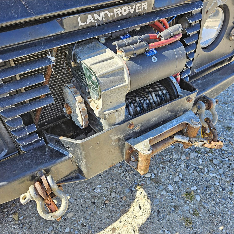 SUV Land Rover Defender 90: foto 26