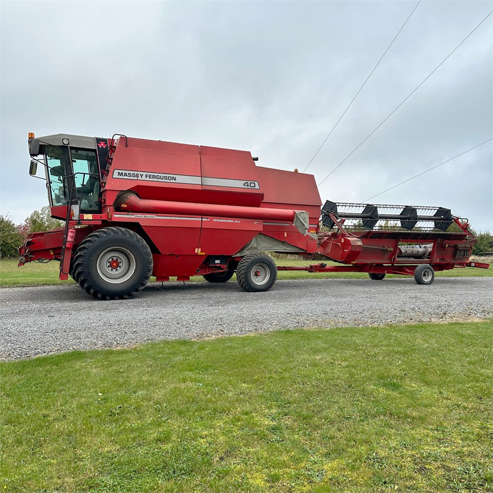 Massey Ferguson MF40 - Kombains: foto 1 Massey Ferguson MF40 - Kombains: foto 1