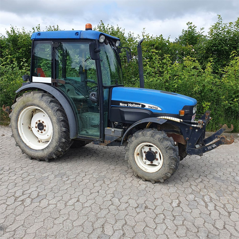 New Holland TN75 V - Traktors: foto 2 New Holland TN75 V - Traktors: foto 2