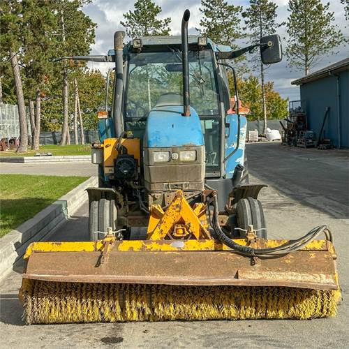 New Holland TS90 - Traktors: foto 2 New Holland TS90 - Traktors: foto 2