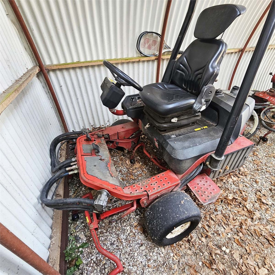 Toro Greensmaster 3200-D - Zāles pļāvējs: foto 1 Toro Greensmaster 3200-D - Zāles pļāvējs: foto 1